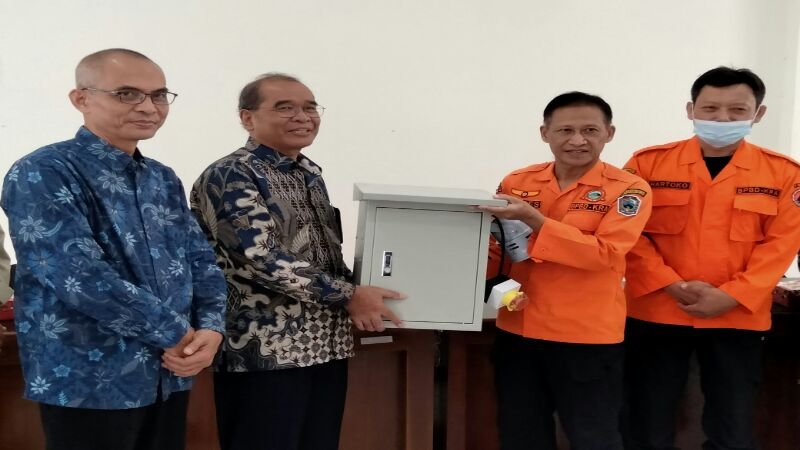 UNS Hibahkan 11 Alat EWS untuk 7 Desa Rawan Longsor Kabupaten Karanganyar