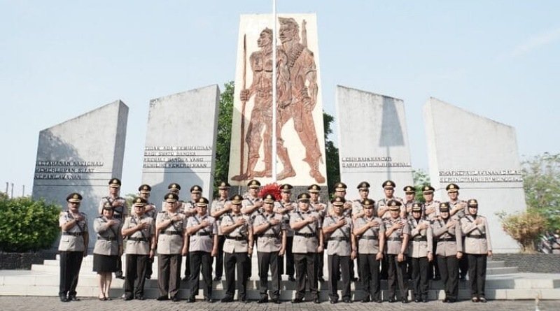 Hari Bhayangkara ke-76, Polresta Sidoarjo Ziarah dan Tabur Bunga di Makam Pahlawan