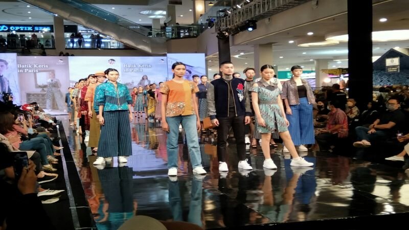 "Solo Fashion Week 2022" Pamerkan Mode Busana yang Diikuti "Gen Z"