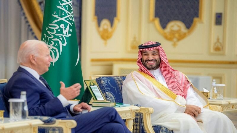 Putra Mahkota Saudi Sambut Kedatangan Biden dengan "Tinju"