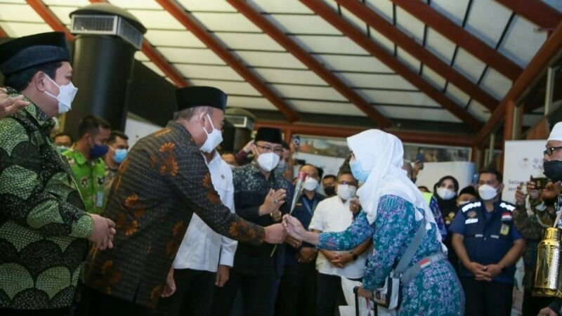 Jemaah Haji Kloter Pertama Debarkasi Jakarta Tiba di Tanah Air