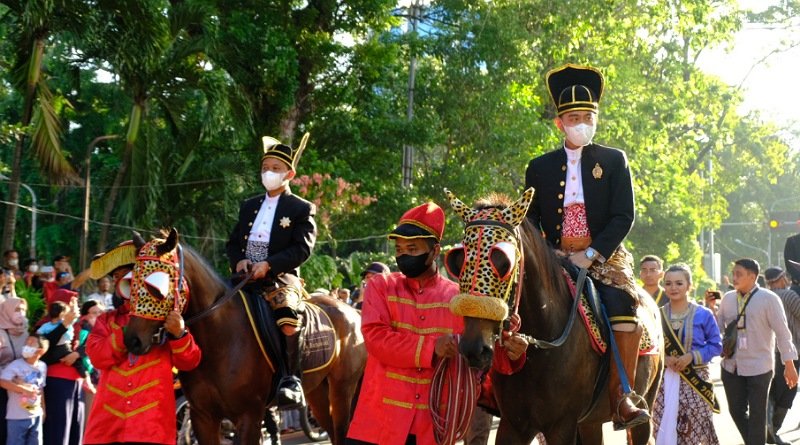 Menteri Investasi Ikut Kirab Budaya SBC Sambil Menunggang Kuda