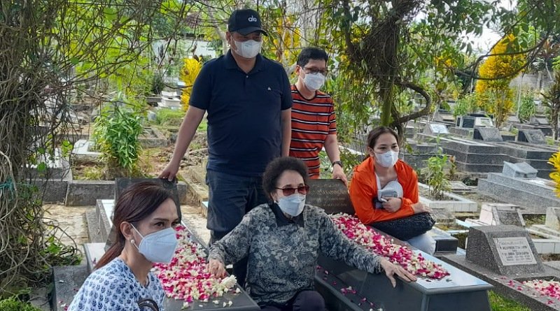 Ibunda Airlangga Hartarto Terharu Ketika Berziaran ke Makam Pejuang Asal Sukabumi, R.H. Didi Sukardi