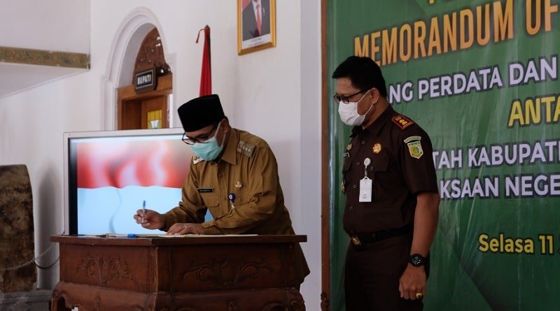 Jalin Kerjasama Bidang Perdata dan Tata Usaha Negara, Pemkab dengan Kejari Tanda Tangani MOU