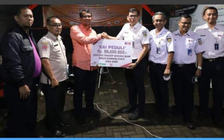 Pemkab Garut Terima Bantuan Dari PT KAI untuk Korban Bencana Banjir dan Tanah Longsor