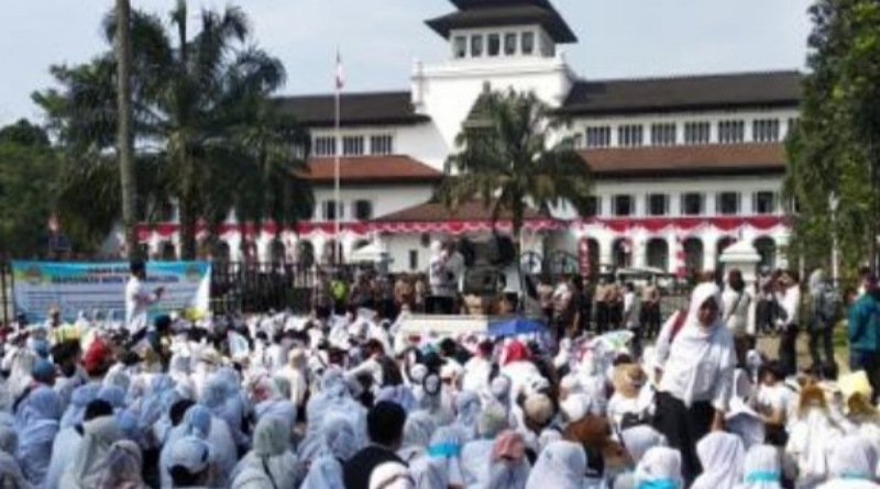 Minta Diangkat Jadi ASN, Ribuan Tenaga Honorer Kesehatan Demo di Gedung Sate