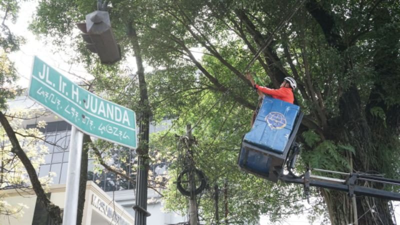 Pemkot Bandung Kembali Tertibkan Kabel Udara