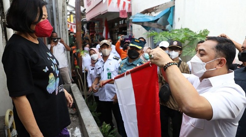Wali Kota Eri Cahyadi Bagikan Bendera Merah Putih Door to Door