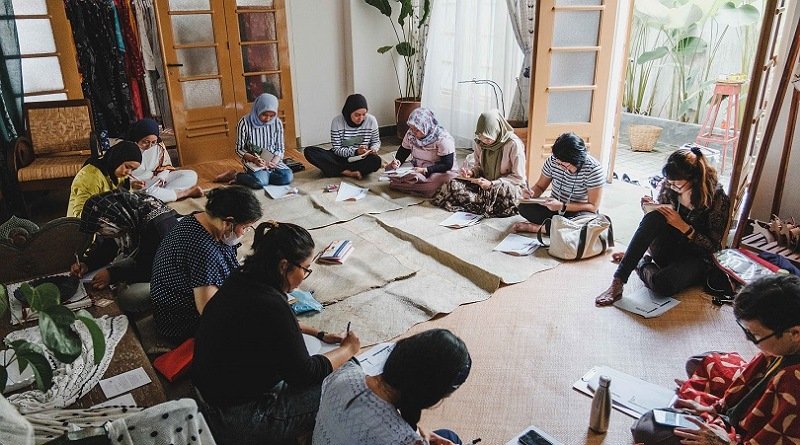 'Healing' dengan Menjurnal dan Mengkreasikan Sampah Plastik di "Sejauh Rumah Kita"