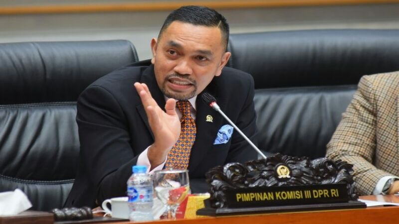 Komisi III Minta Polri Pecat Perwira Tersangka 'Obstruction of Justice'.