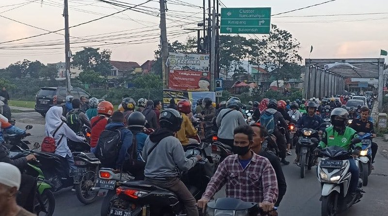 "Bottle Neck" Jembatan Rancamanyar Mengakibatkan Kemacetan pada Jam Puncak