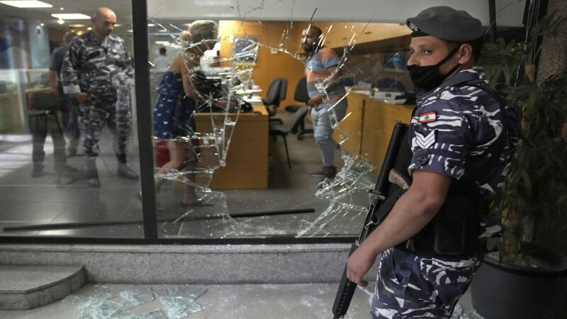 Tabungan Ditahan Bank, Perempuan Lebanon Ancam Karyawan dengan Pistol Mainan