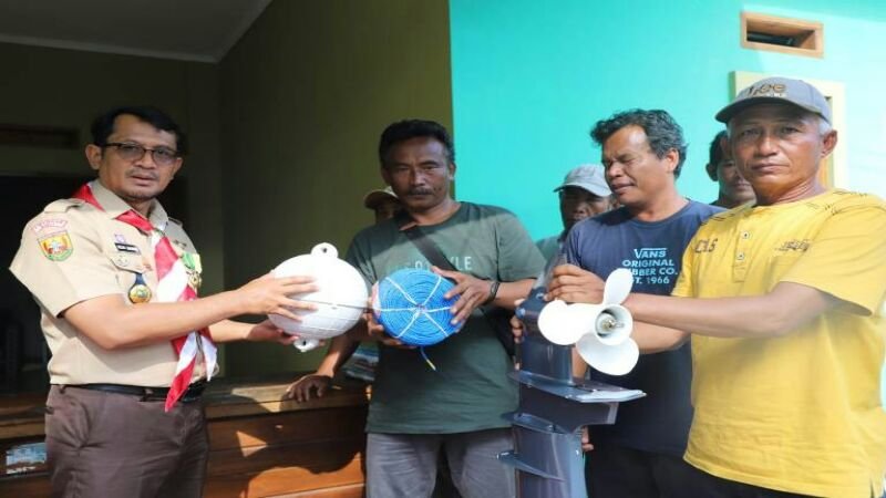 Pemkab Garut Serahkan 7 Set Perahu kepada Nelayan