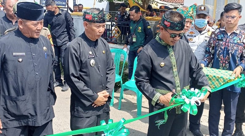 Program Bunga Desa Bupati Dadang Diwarnai Peresmian Jalan di Kecamatan Ciparay