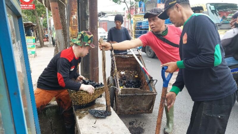 Hari Pertama Padat Karya, 40 Warga Rancasari Bersihkan Drainase