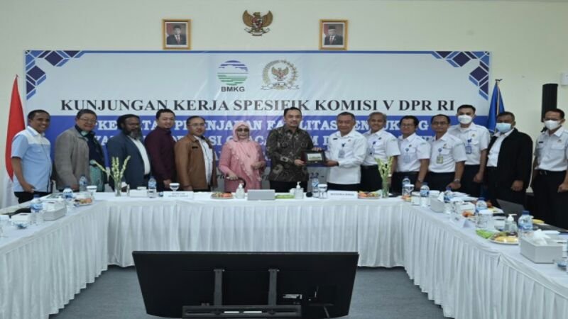 Dukung Sistem Penerbangan Bandara Kertajati, Komisi V Dorong Peningkatan Sarana dan Prasarana BMKG