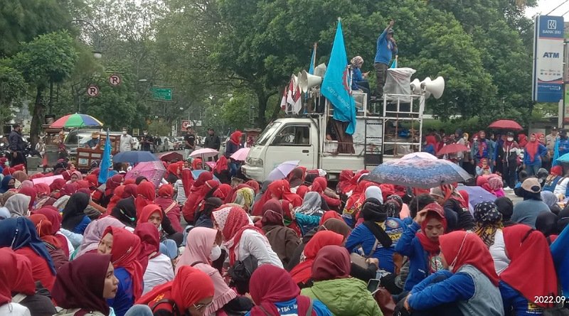 Dipecat Secara Sepihak, Ratusan Buruh Kepung PN Bandung, Tuntut Ratusan Miliar