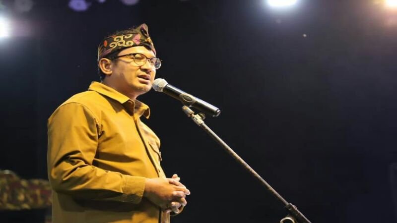 Wagub Jabar dan Wabup Garut Berbaur Bersama Masyarakat Singajaya Nikmati Pergelaran Wayang Golek