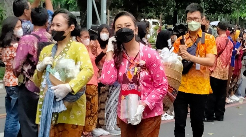 Ibu Negara Beri Penghargaan ke Penjual Jamu Gendong dan Buruh Gendong