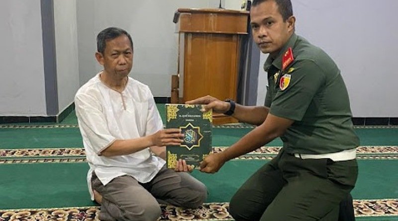 Pria ini Bagikan Al Quran Sepanjang Masa Pendidikan