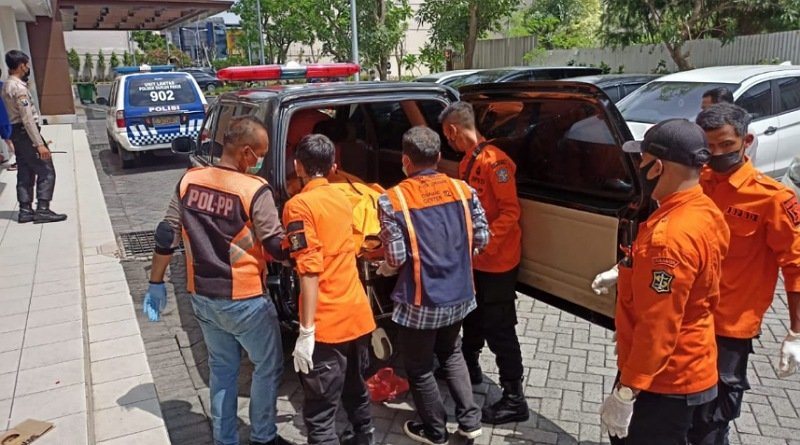 Seorang Pria Diduga Bunuh Diri Loncat dari Lantai 28 Apartemen Puncak Bukit Golf