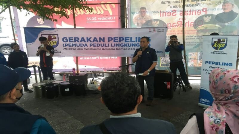 Ratusan Pemuda Turun ke Jalan Rawat Keindahan Kota Bandung