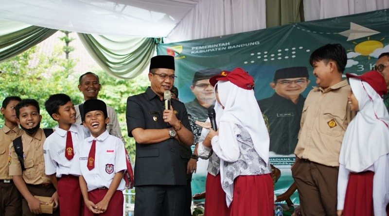 Bupati Bandung Kembali Laksanakan Program 'Buku Sekolah'