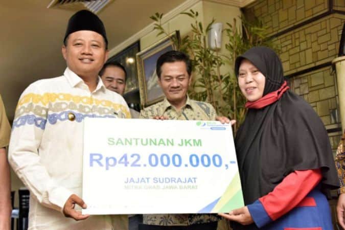 Wagub Jabar Serahkan Klaim BPJS kepada Ahli Waris Pekerja