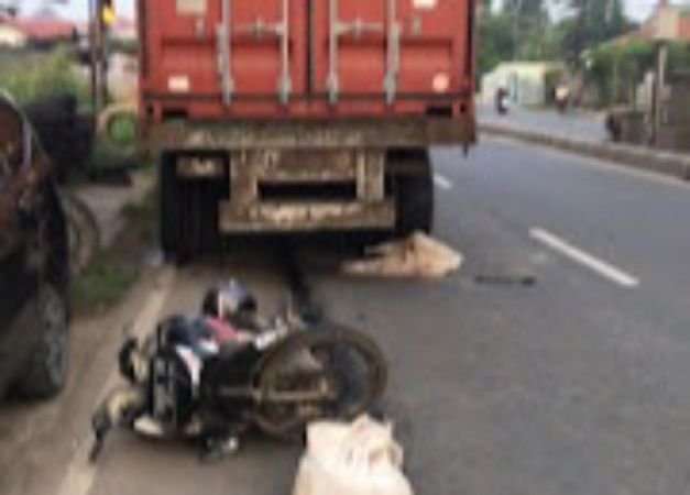 Tabrak Pantat Kontainer, Pemotor Tewas