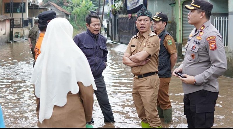 Tinjau Banjir di Baleendah, Bupati, "Yang Tadinya 3.000 Hektare Banjir di Kabupaten Bandung Saat ini Sekitar 1000 Hektare"