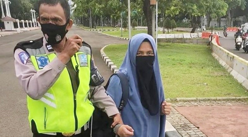 Wanita Bercadar Bersenjata Mirip FN Nyaris Terobos Istana Negara