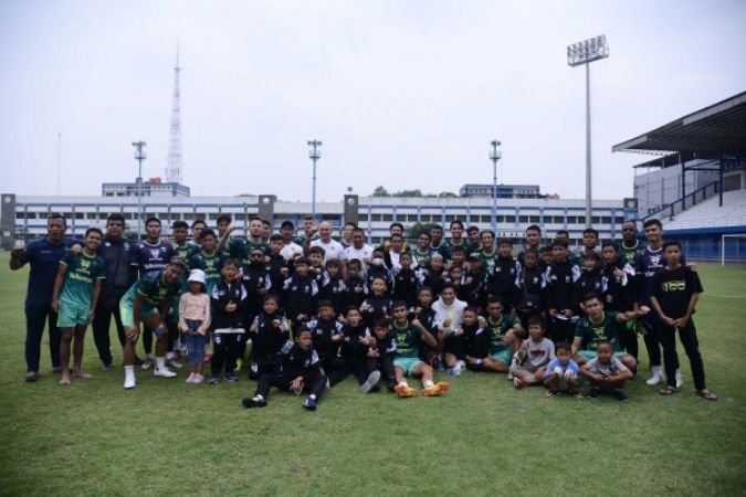 MAUNG BANDUNG | Usai Latihan, Senior Dukung Tim Akademi Persib