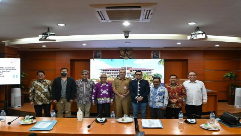 Komisi II Minta Tinjau Ulang Penghapusan Tenaga Honorer