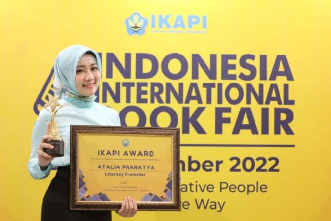 Atalia Praratya Raih Penghargaan Kategori Promoter Literacy