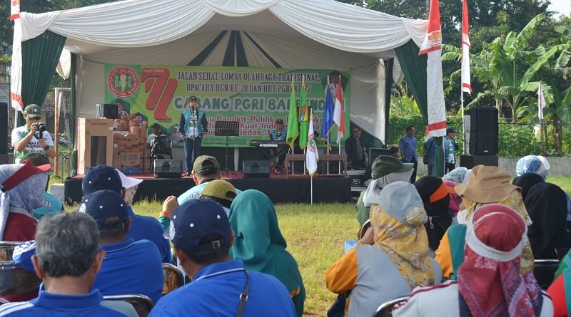 Camat Baleendah Buka Lomba Gerak Jalan Sehat Memperingati Hari Guru Nasional ke-77