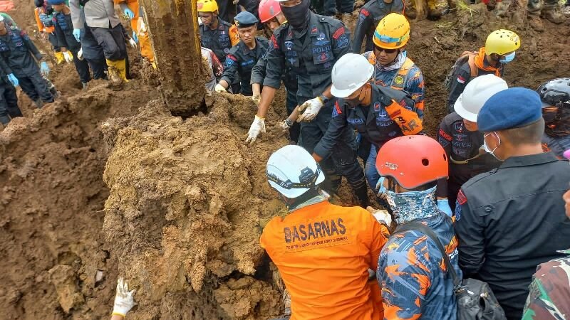 Dibarengi Rintik Hujan Tim Gabungan Berhasil Evakuasi 5 Jenazah Korban Gempa Cianjur