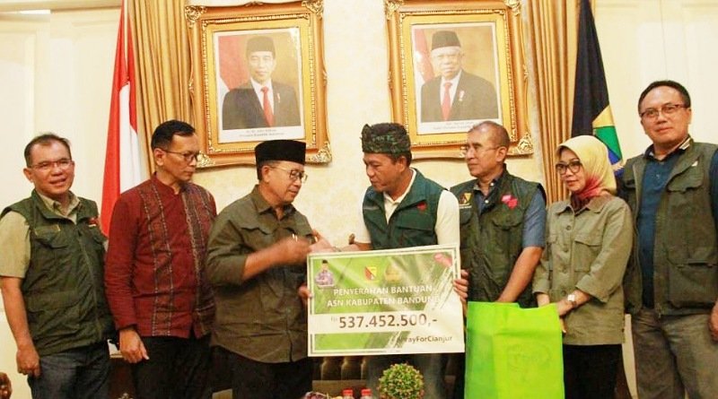 Temui Bupati Cianjur, Bupati Dadang Supriatna Serahkan Bantuan Rp Rp 537 Juta
