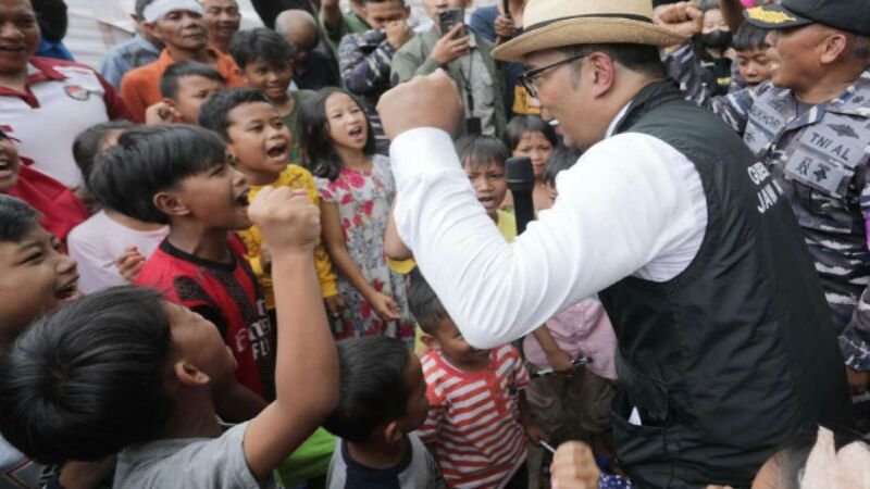 Ridwan Kamil Hibur Anak-anak Terdampak Gempa Cianjur