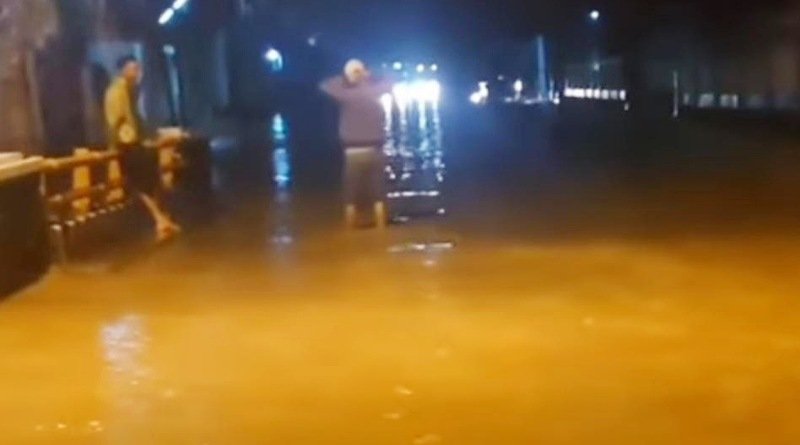 Banjir Tadi Malam, Jalan Sapan Bojongsoang dan Cidawolong Majalaya Tidak Bisa Dilalui Kendaraan