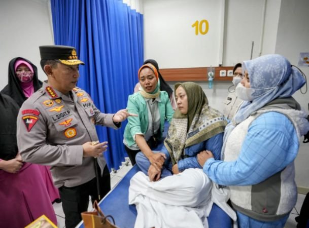 Jenguk Korban Bom Bunuh Diri Polsek Astanaanyar, Kapolri: Tetap Semangat Lindungi Masyarakat
