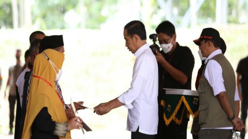 Presiden Serahkan Dana Stimulan bagi Warga Terdampak Gempa Cianjur