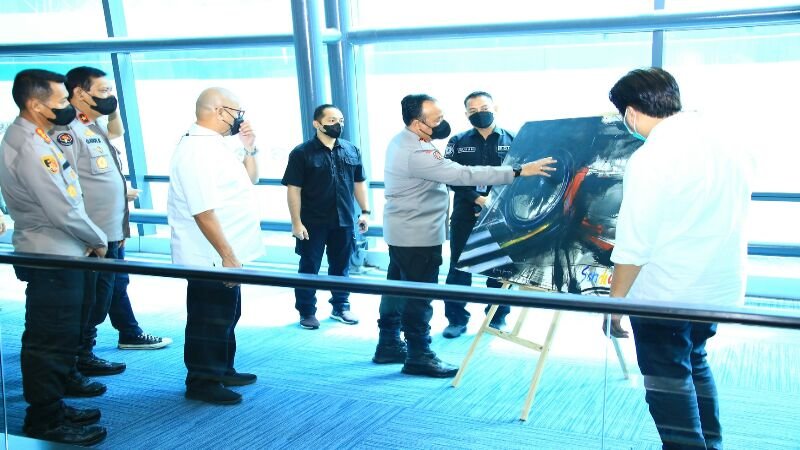 Polri Percantik Bandara Soetta dengan Lukisan Karya Para Difabel