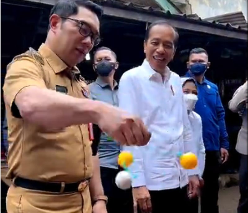 Presiden Jokowi dan Gubernur Ridwan Kamil Main Nok-nok Bareng Anak-anak di Subang, Resmikan Bendungan Sadawarna