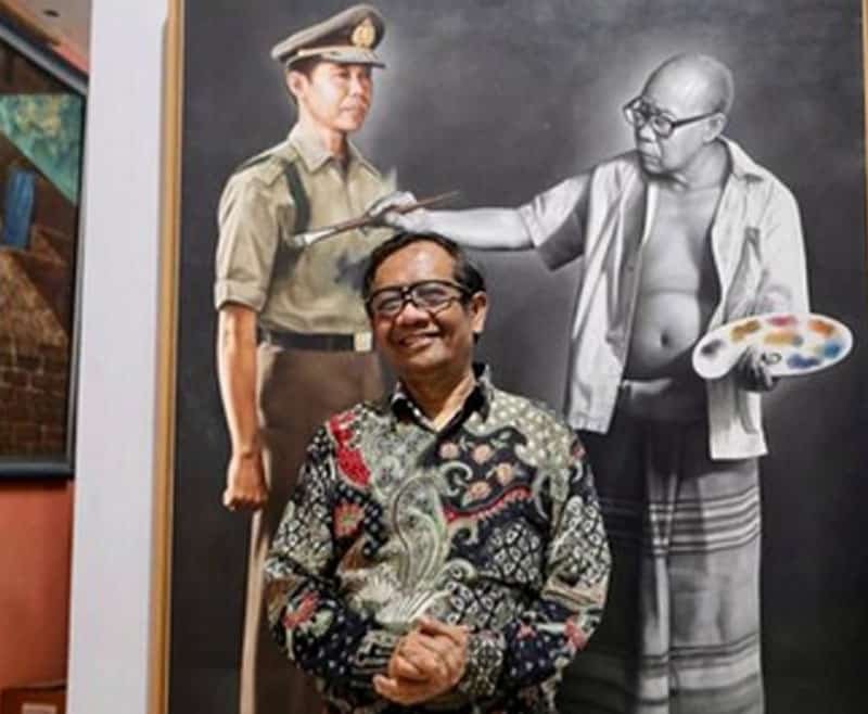 Mahfud MD Dinyinyir Netizen Gara-gara Berfoto Depan Lukisan Gus Dur yang Telanjang Dada, Ini Penjelasannya
