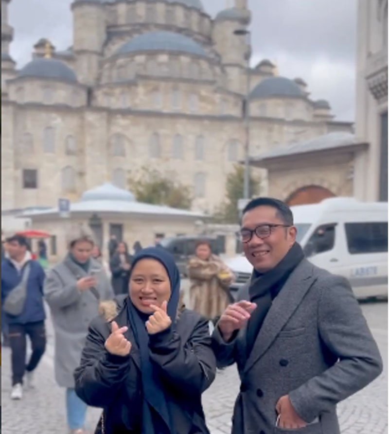 Gubernur Jawa Barat, Ridwan Kamil Diajak Selfi Seorang Emak di Turki, Pernah Ada yang Gerayangi Hingga....