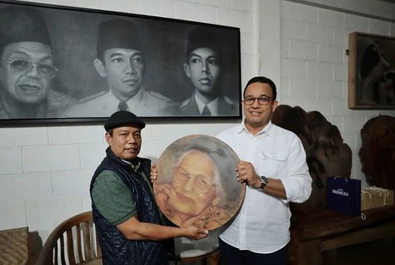 Perupa Kasih Anies Baswedan Lukisan Potongan Kayu Jati, di Celah Celah Langit: Ada Lukisan yang Cocok Dipasang di Joglo Tegalsari