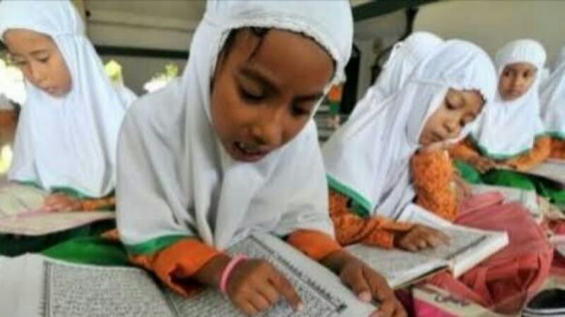 Adab Membaca dan Mendengarkan Lantunan Ayat Al Quran