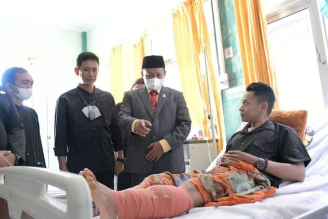 Wagub Jabar Jenguk Pengemudi Ojek Online yang Alami Patah Tulang Kaki