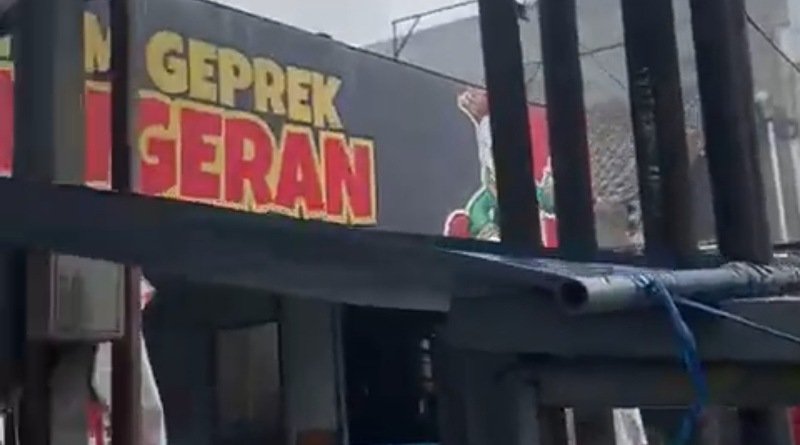 Diduga Akibat Ledakan Tabung Gas, Ayam Geprek Pangeran Jl. Katamso Kota Bandung Dilalap Api