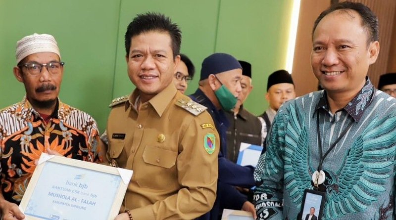 Bupati Dadang Supriatna Serahkan Bantuan CSR Bank BJB untuk 12 Masjid dan Ponpes